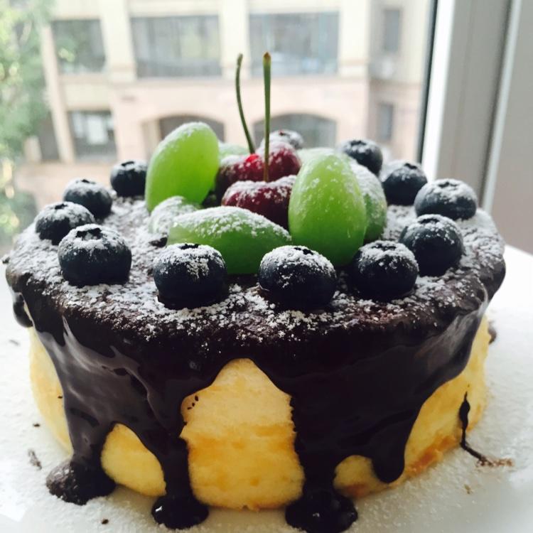 蓝莓巧克力水果戚风蛋糕的做法