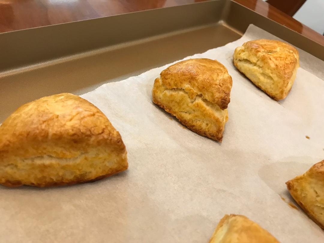 【视频】3分钟 奶油司康Scone(可能是世界上最快手的司康) 消耗淡奶油～
