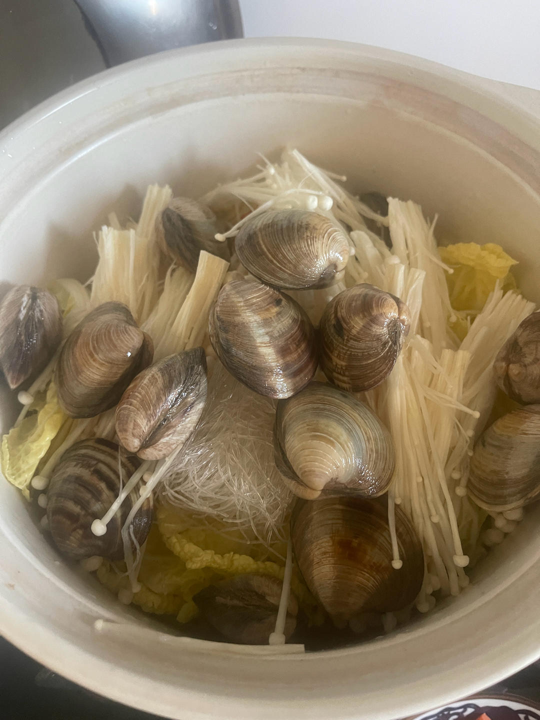 金针菇菜菜粉丝花蛤煲