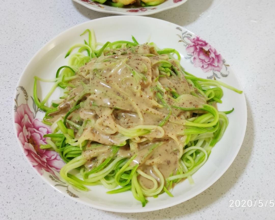 十分钟快手美食-沙拉西葫芦丝的做法