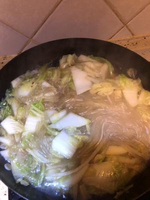 白菜炖豆腐粉条猪头罐头的做法 步骤3