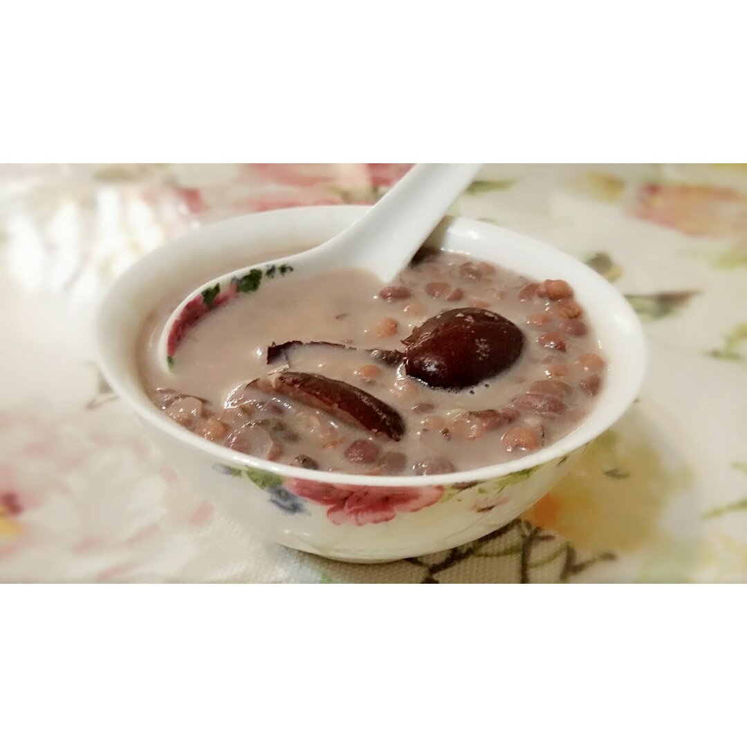 红枣红豆薏仁牛奶粥
