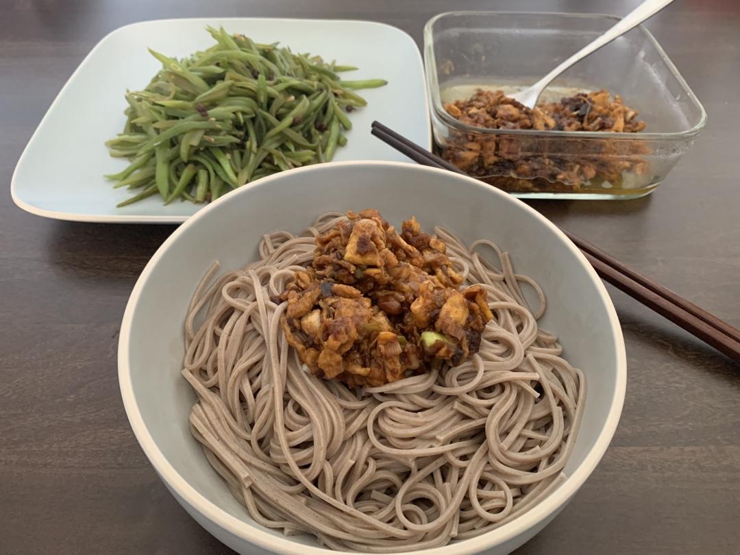鸡蛋炸酱面