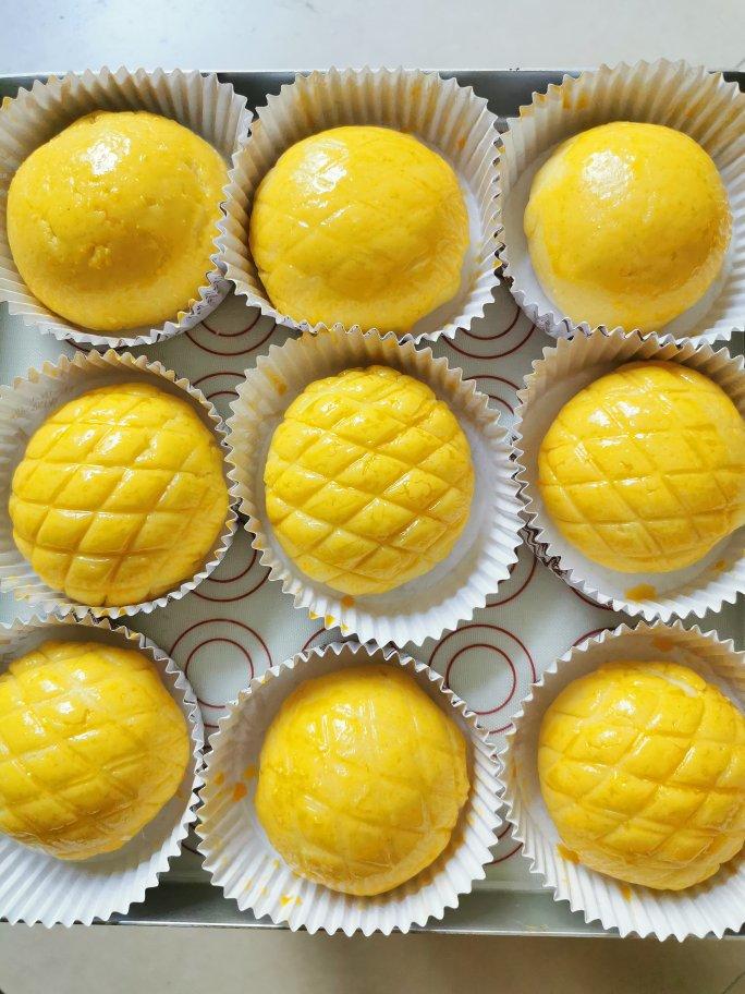 好吃到炸裂的港式菠萝包（附带制作酥皮的小视频）