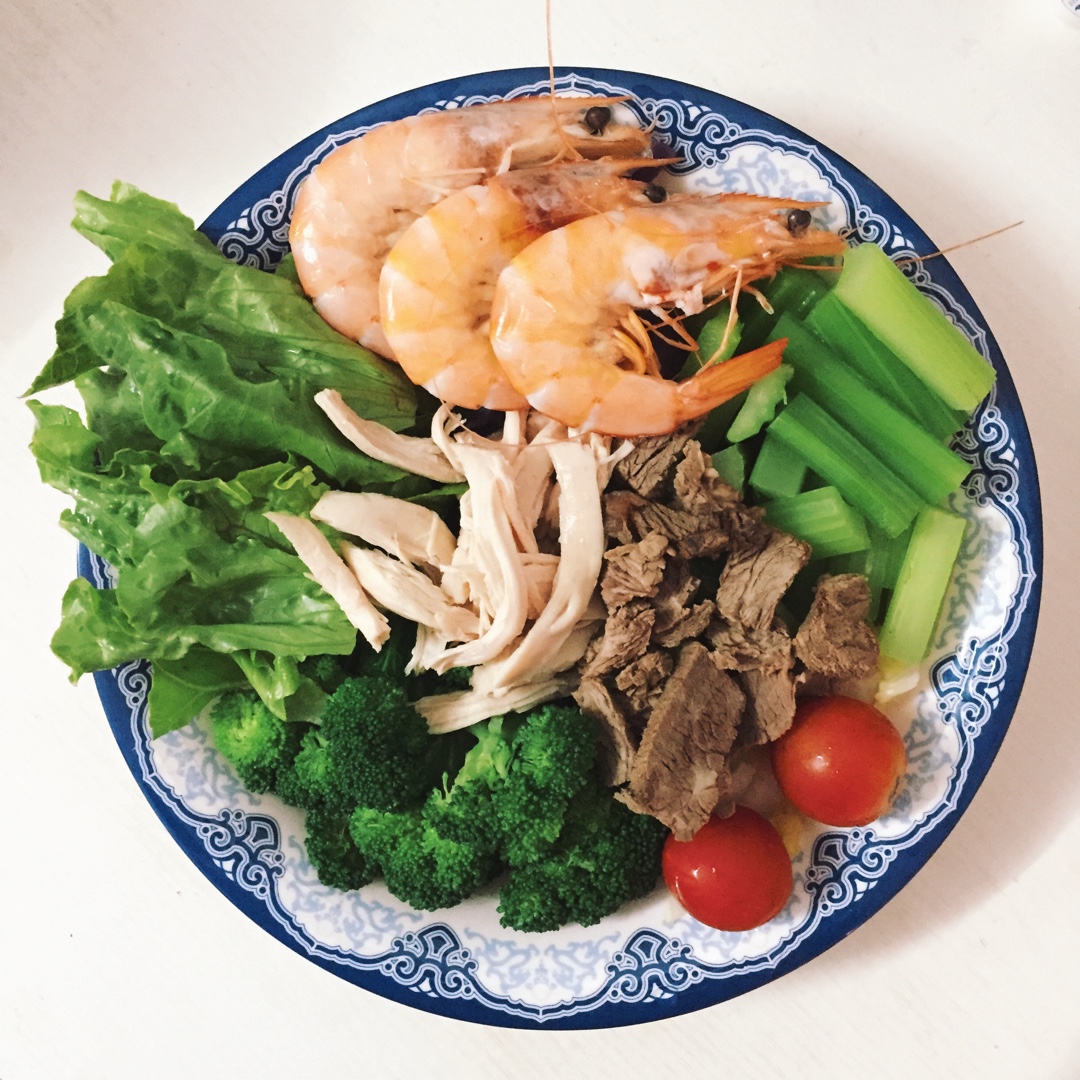 霏霏想吃酸菜面做的减肥水煮菜