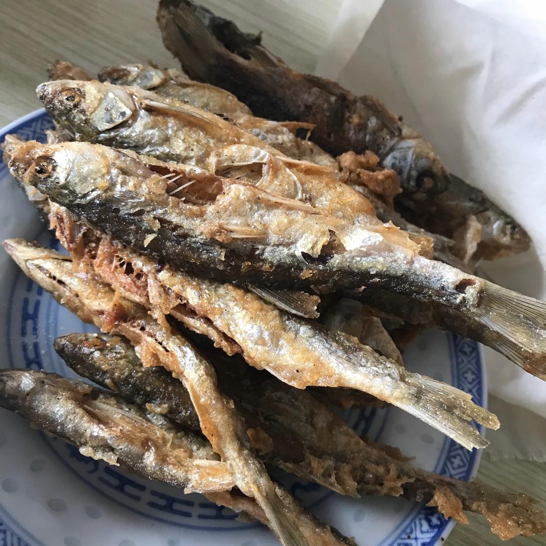 我要瘦到95斤去拍照做的油炸小白条鱼