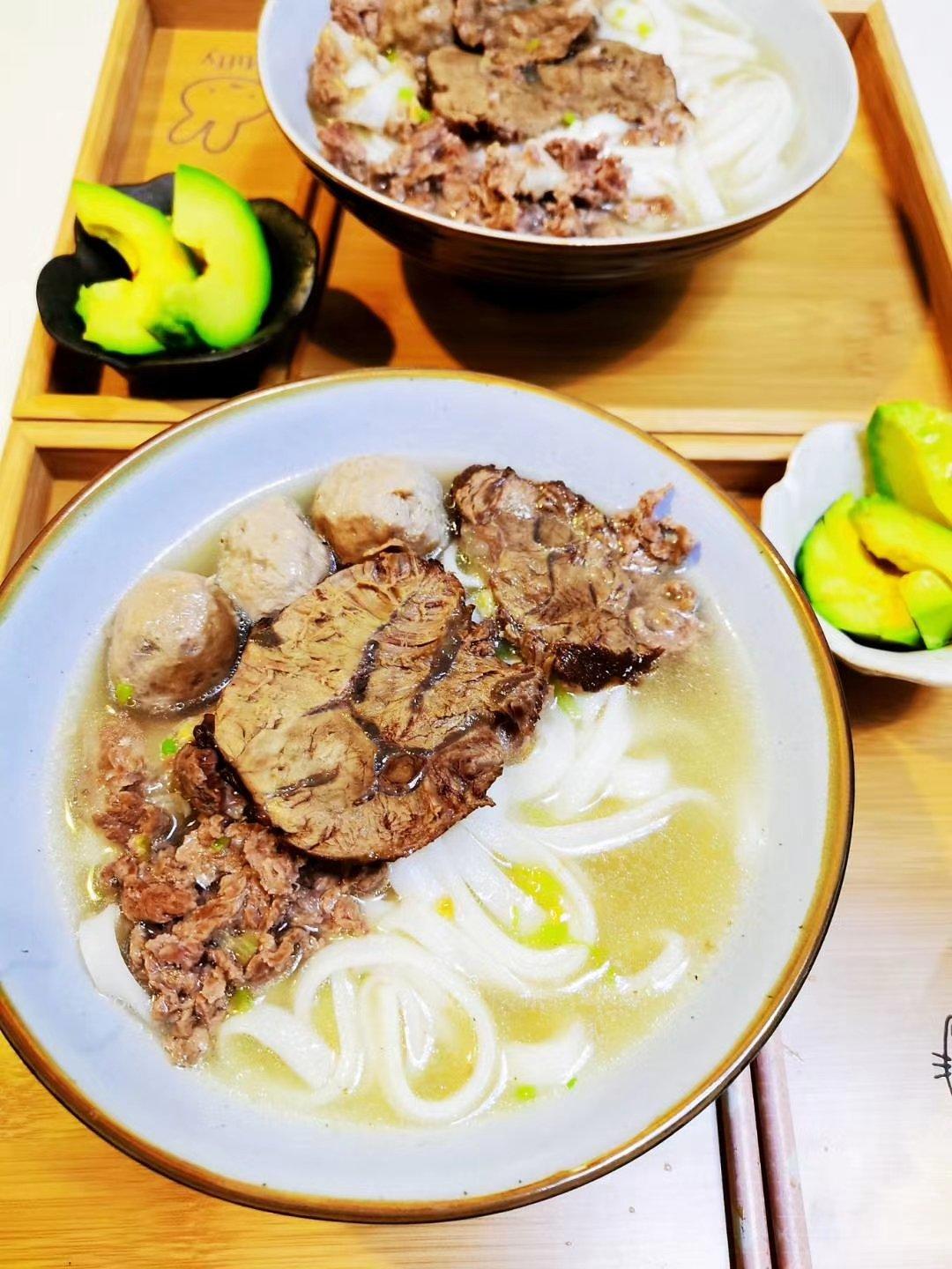 一碗正宗的潮州牛肉灌粿条/米粉/面(沙茶拌粿条/米粉/面)