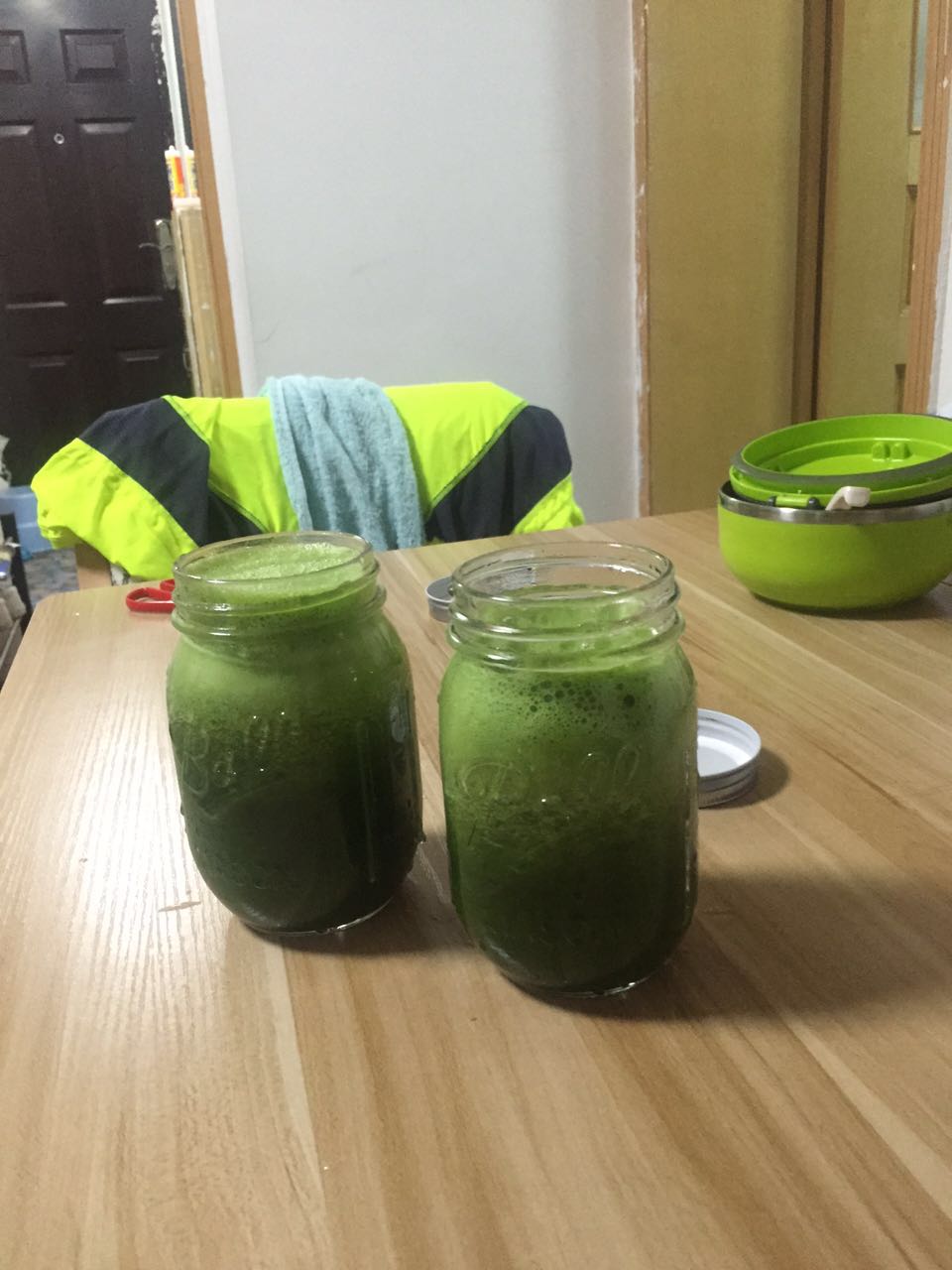 肖逸紫姐姐做的排毒清体果蔬汁:鲜榨羽衣甘蓝苹果汁