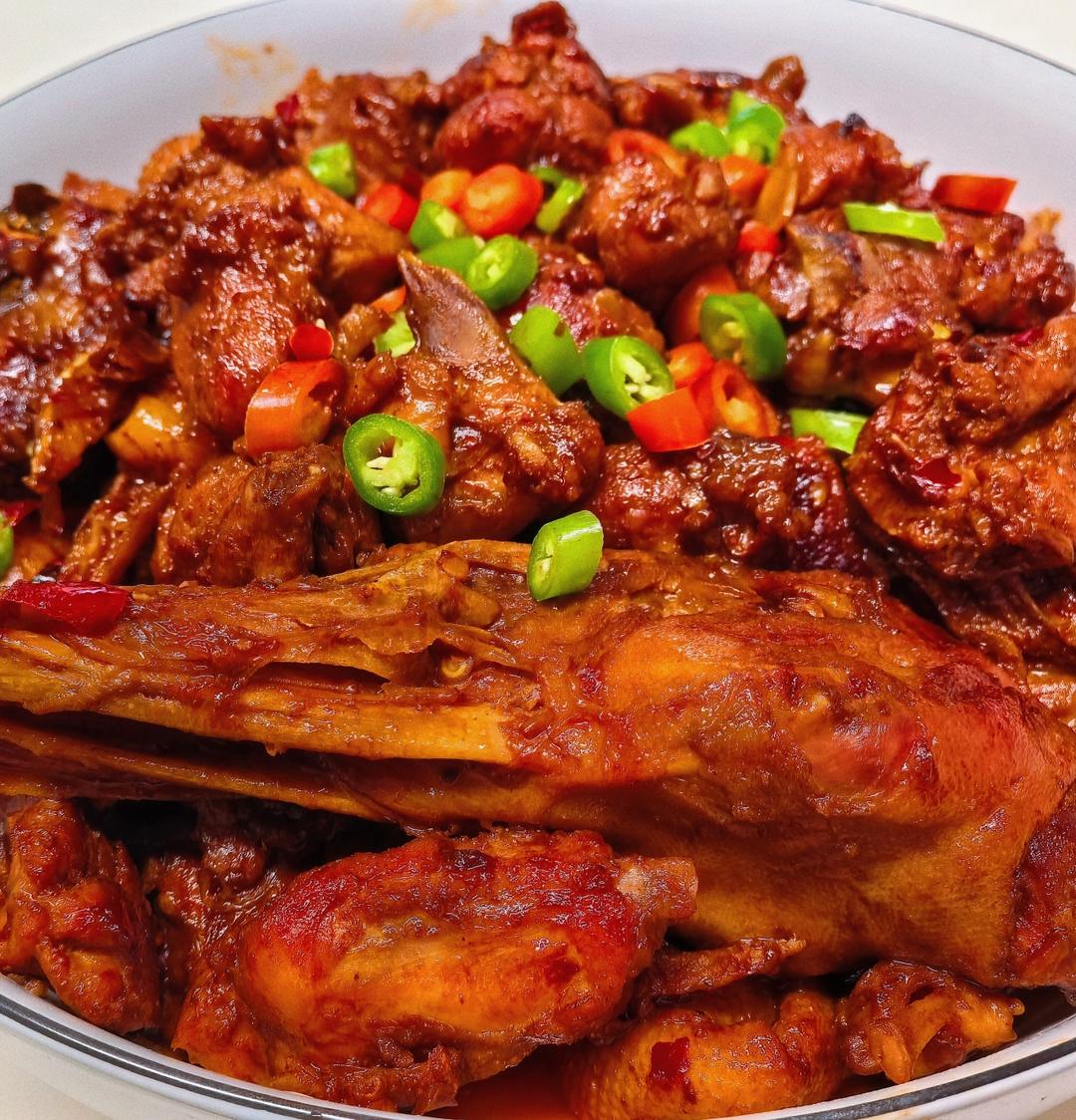 传统正宗的啤酒鸭配方和做法，鲜嫩香浓，只需炒千万不要焯水