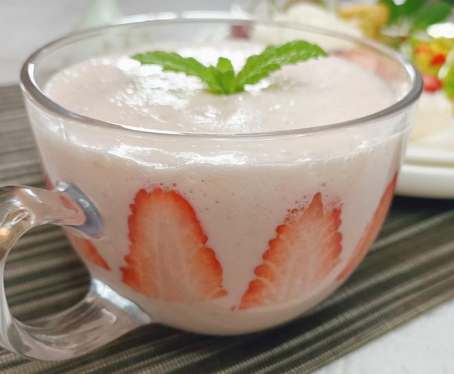 美白淡斑草莓香蕉奶昔的做法