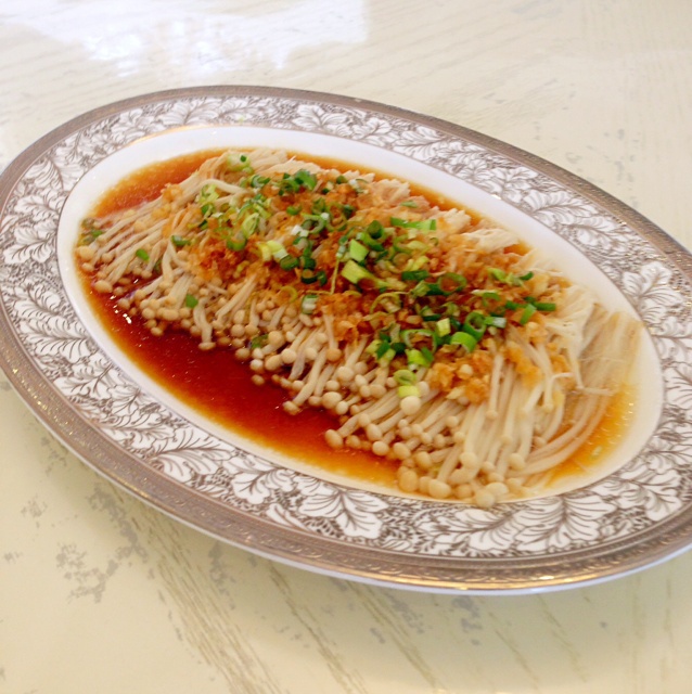 芳草青青家常菜的厨房做的蒜蓉蒸金针菇