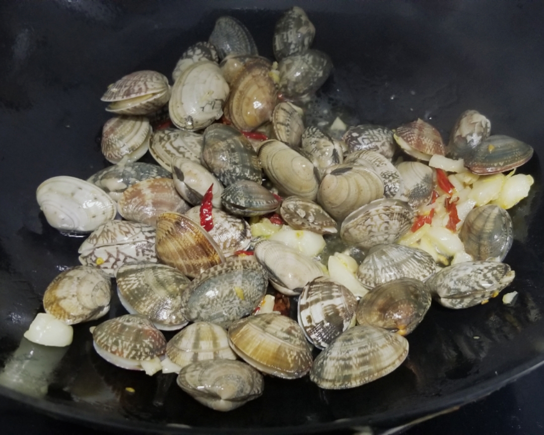 《昨日的美食家》蛤蜊炒西蓝花的做法 步骤2