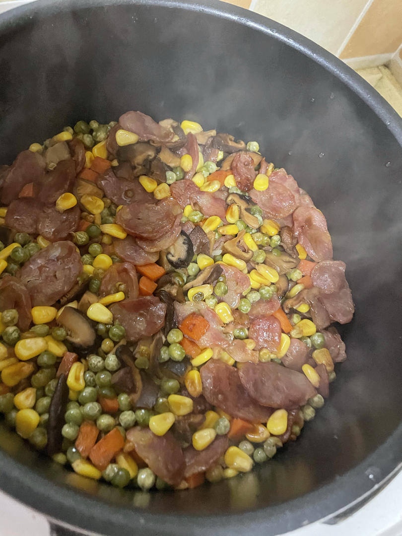 饭菜一锅端‼️懒人版｜香菇腊肠焖饭✨