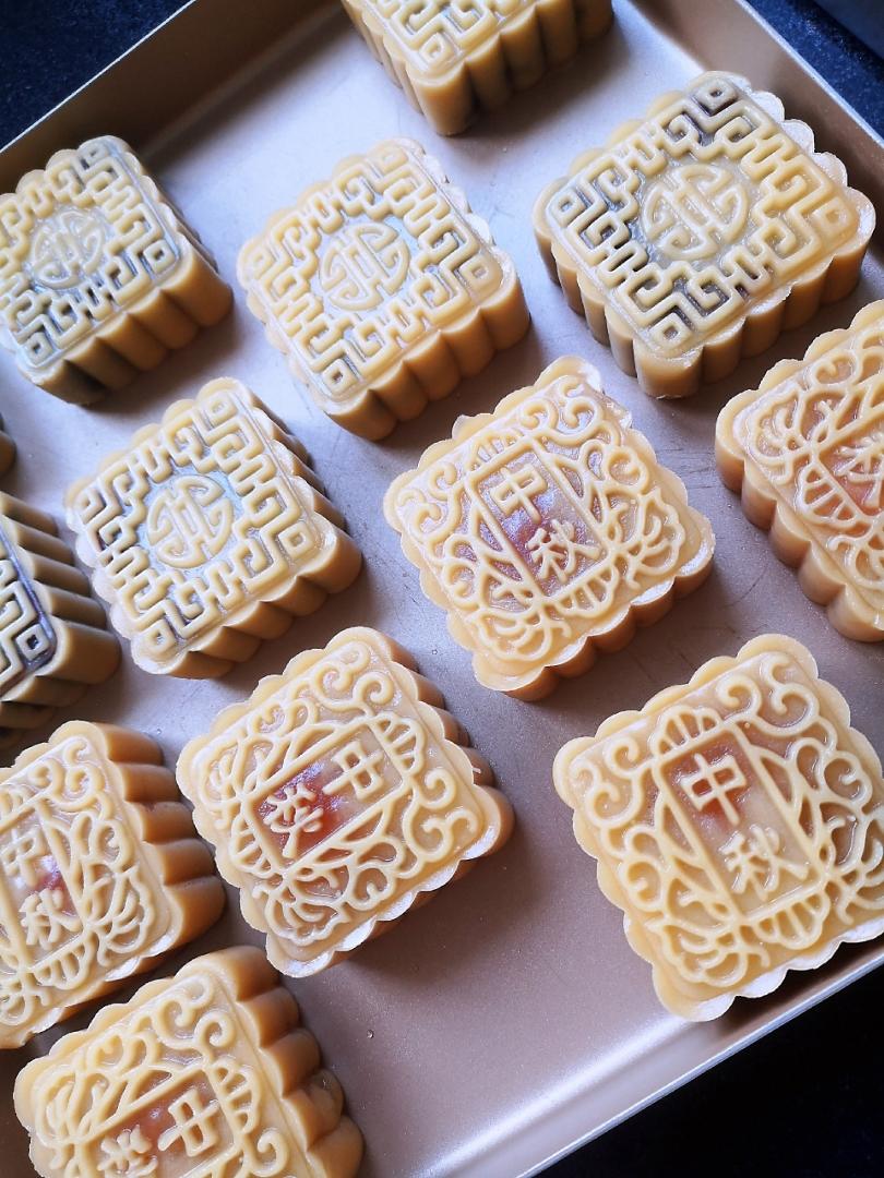 广式莲蓉（豆沙）蛋黄月饼（超详细步骤）