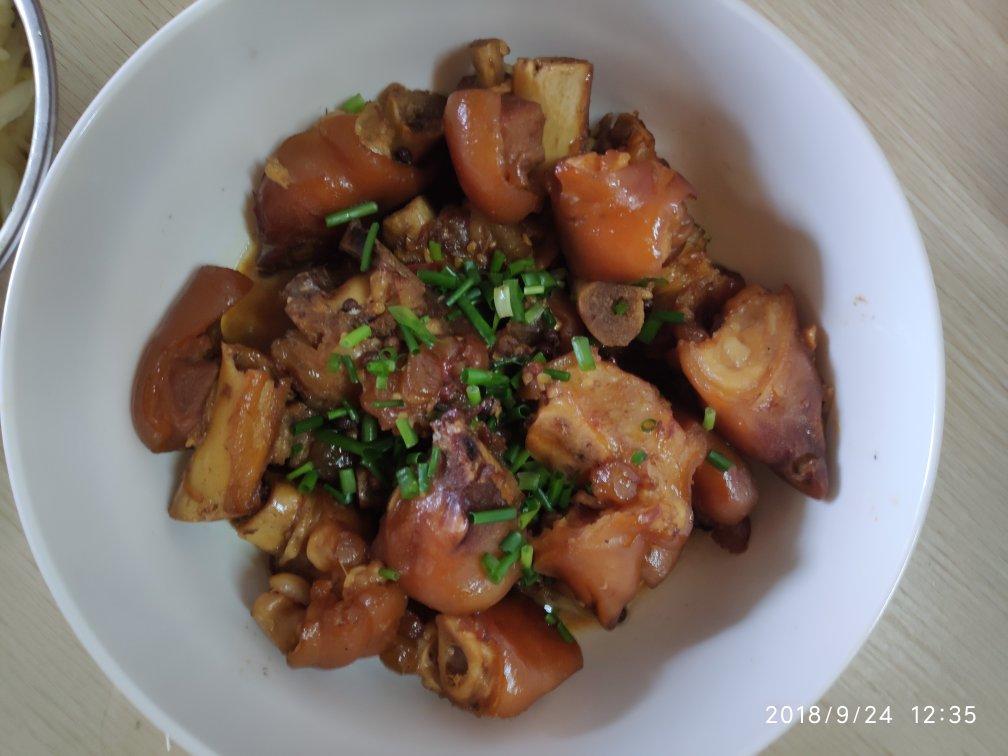 美味的家常菜：红烧猪蹄