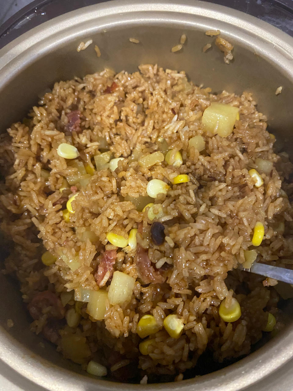 懒人版❗电饭煲土豆腊肠焖饭，好吃到舔盘～