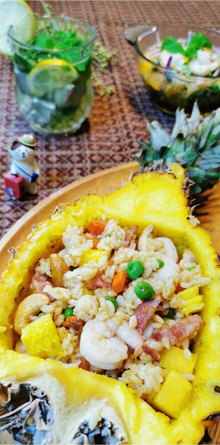 菠萝鲜虾炒饭