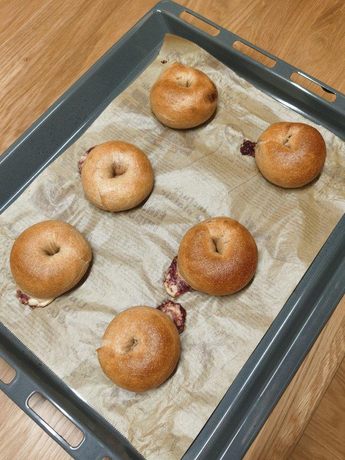 50%全麦草莓奶酪贝果