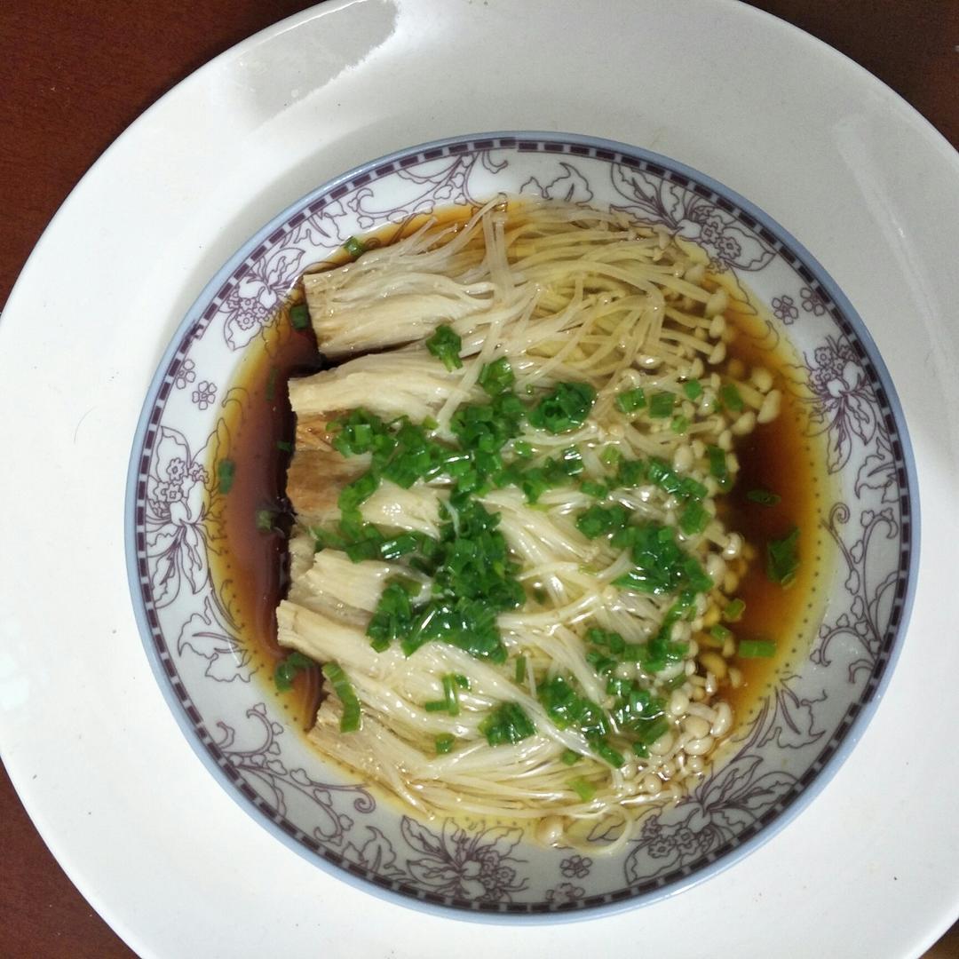 葱油金针菇——10分钟快手菜，你绝对不能错过的美味~