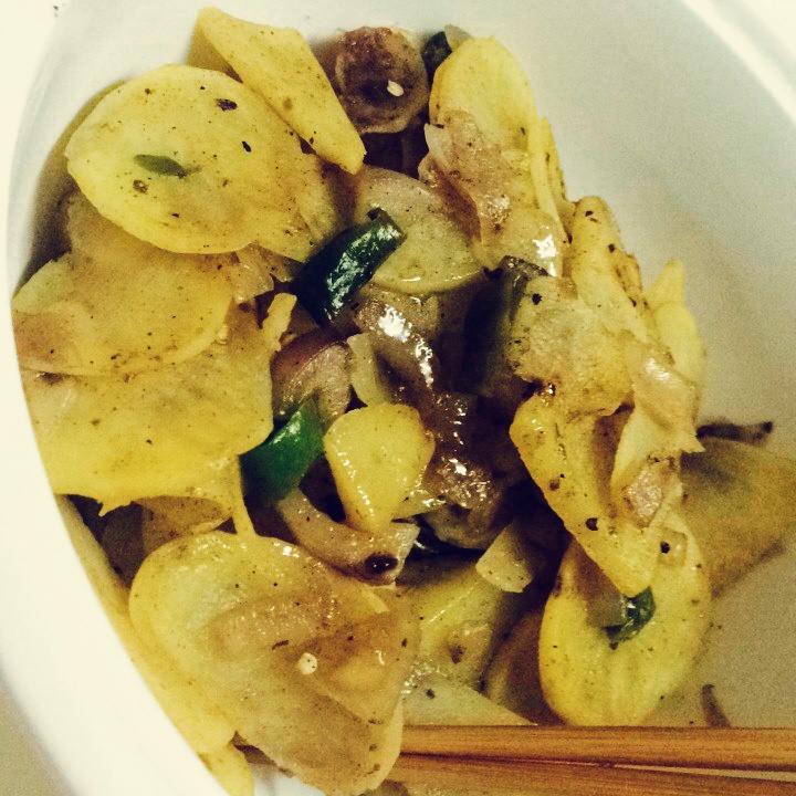 边吃边流泪的「孜然土豆片」