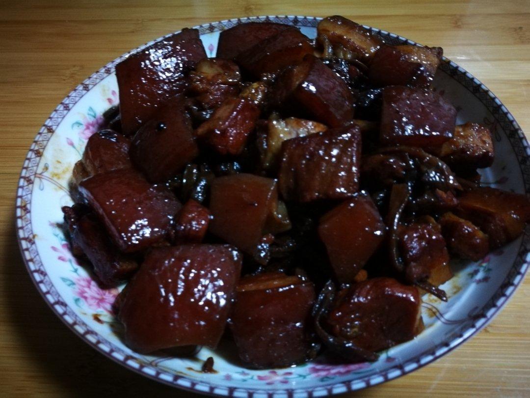 吃着碗里望着锅里的红烧肉