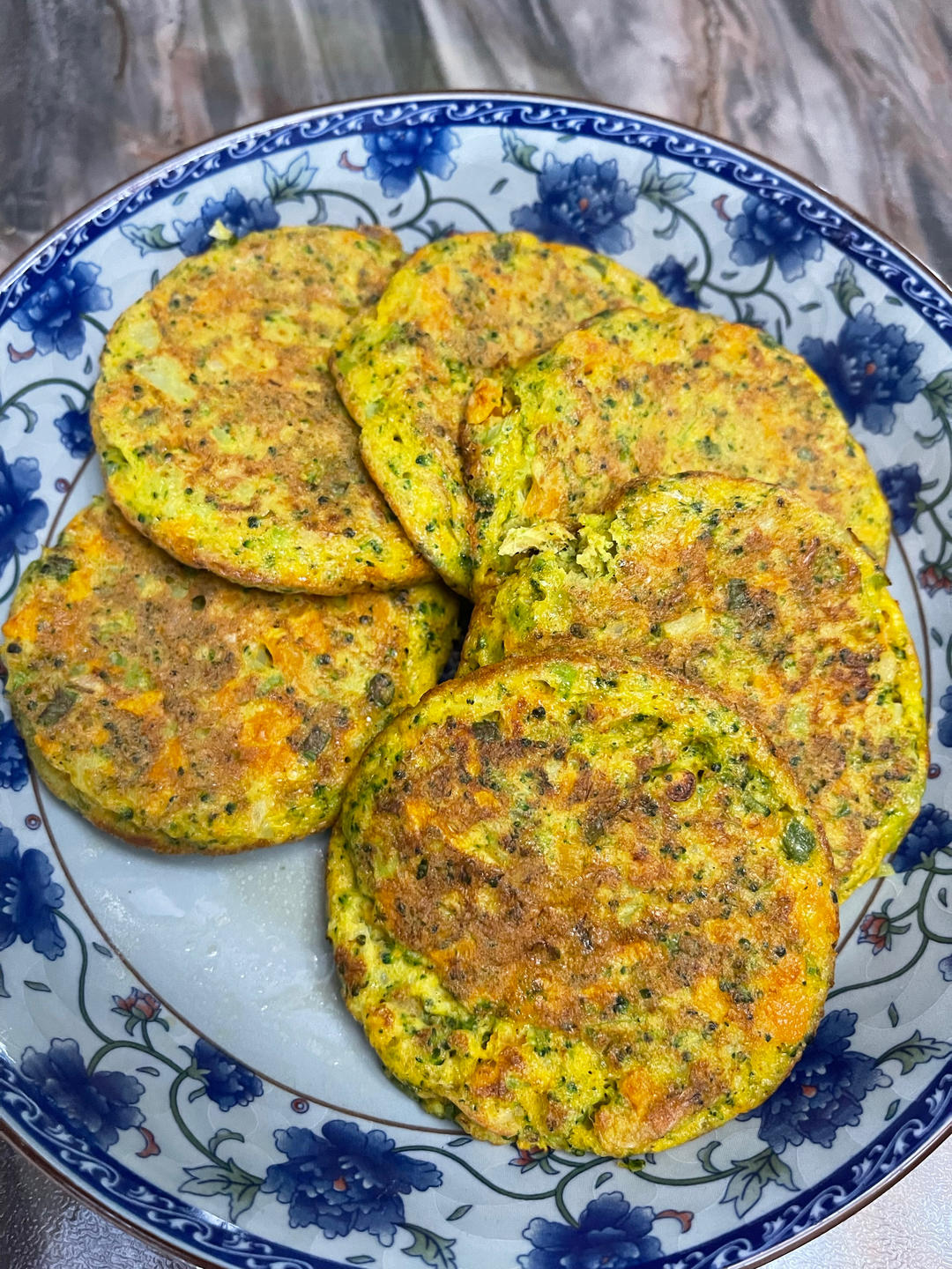 减脂餐40西蓝花胡萝卜粗粮饼