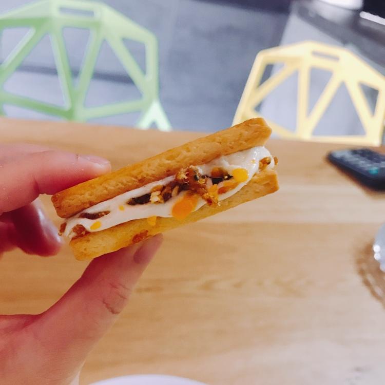 咸蛋黄肉松牛轧酥