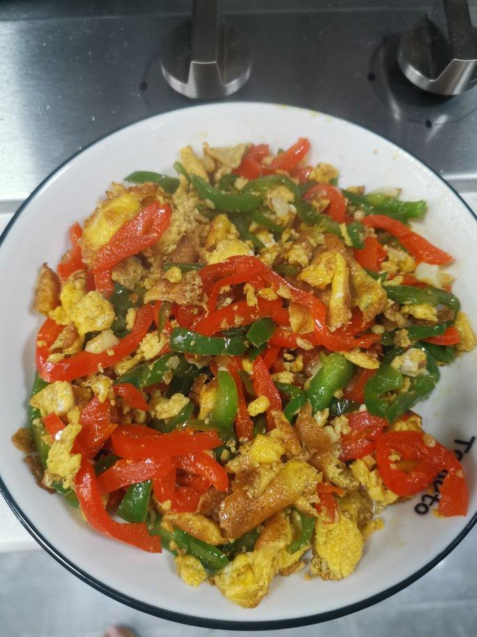 范茹婷做的香喷喷的辣椒炒鸡蛋