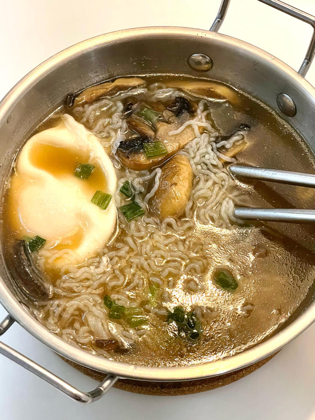 鲜美无比～汤都秒光‼️口蘑清汤面