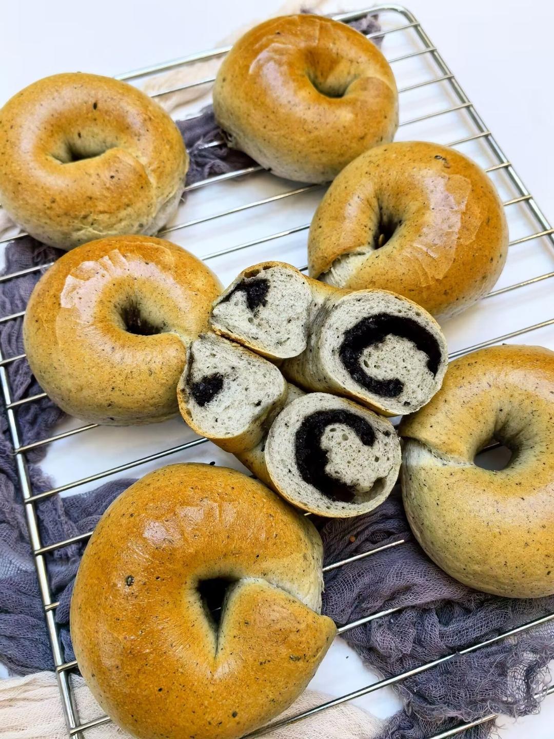 黑芝麻贝果（黑芝麻馅，口感偏柔软）