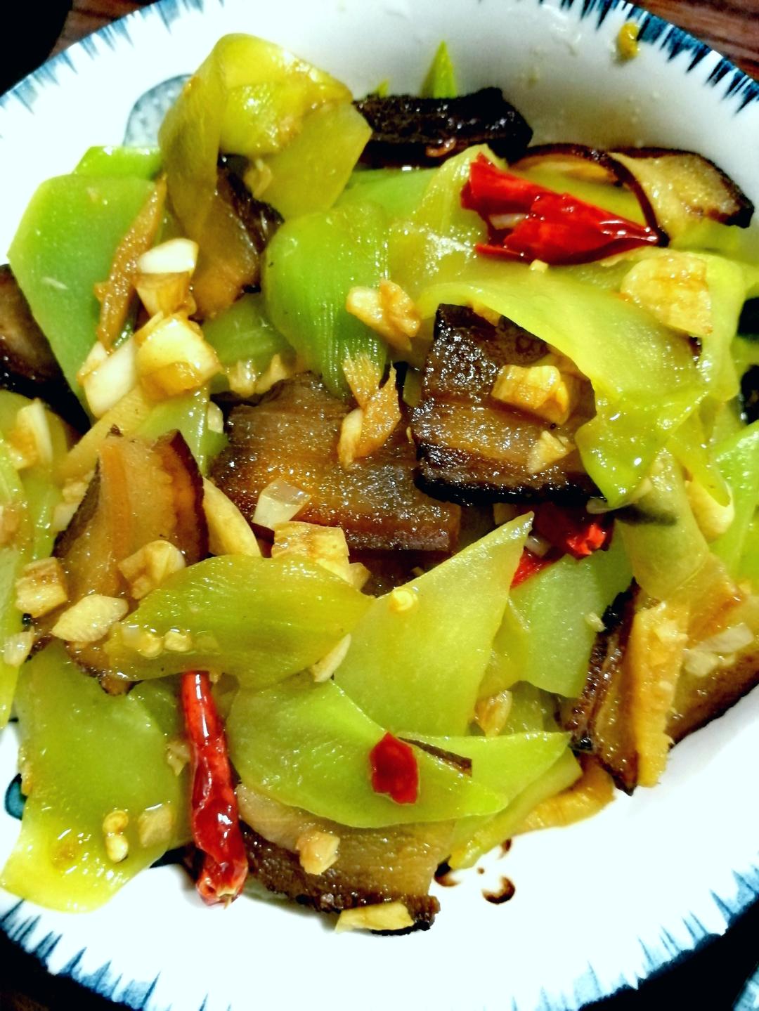 莴笋炒腊肉香味浓郁、肥而不腻、开胃又下饭