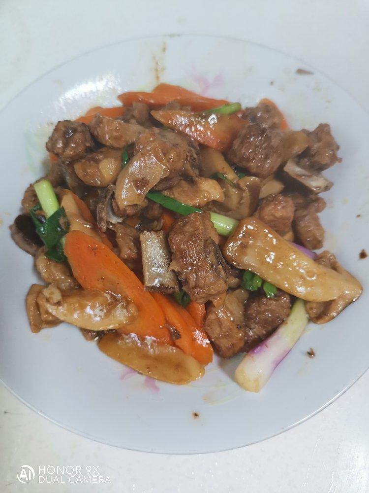 姬松茸炒五花肉（附松茸对比图）