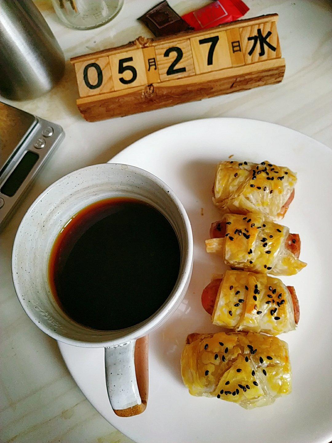 香肠酥皮卷：手抓饼皮还能这样吃，不用和面快速搞定早餐