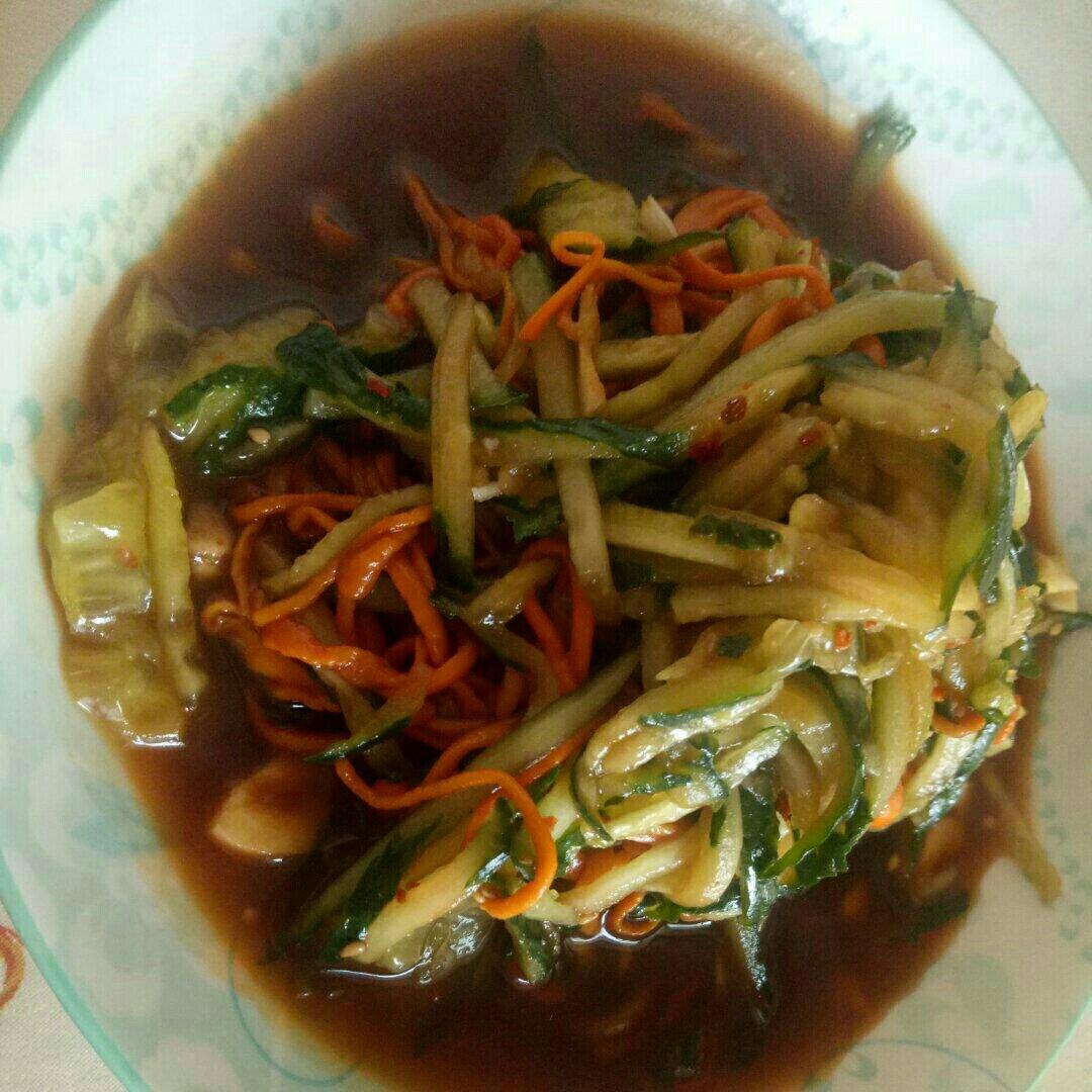 虫草花拌黄瓜丝