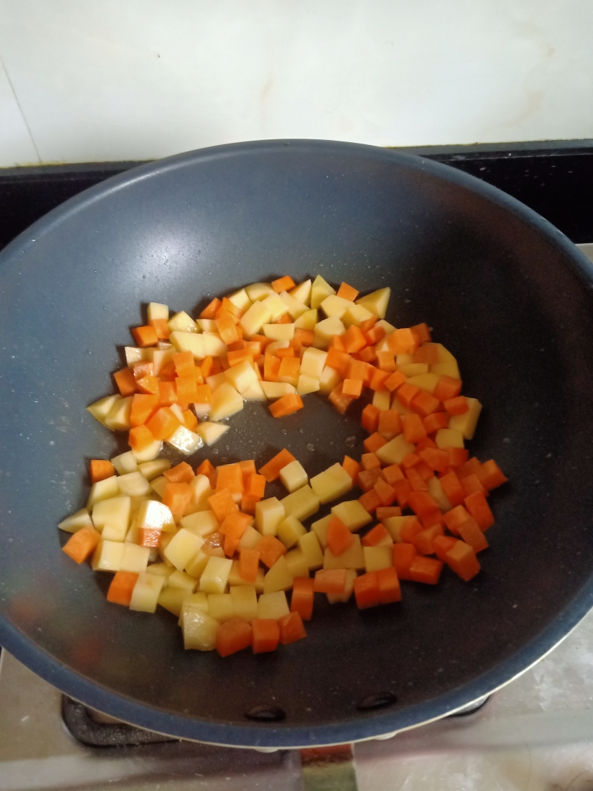 土豆焖饭（电饭煲）的做法 步骤3