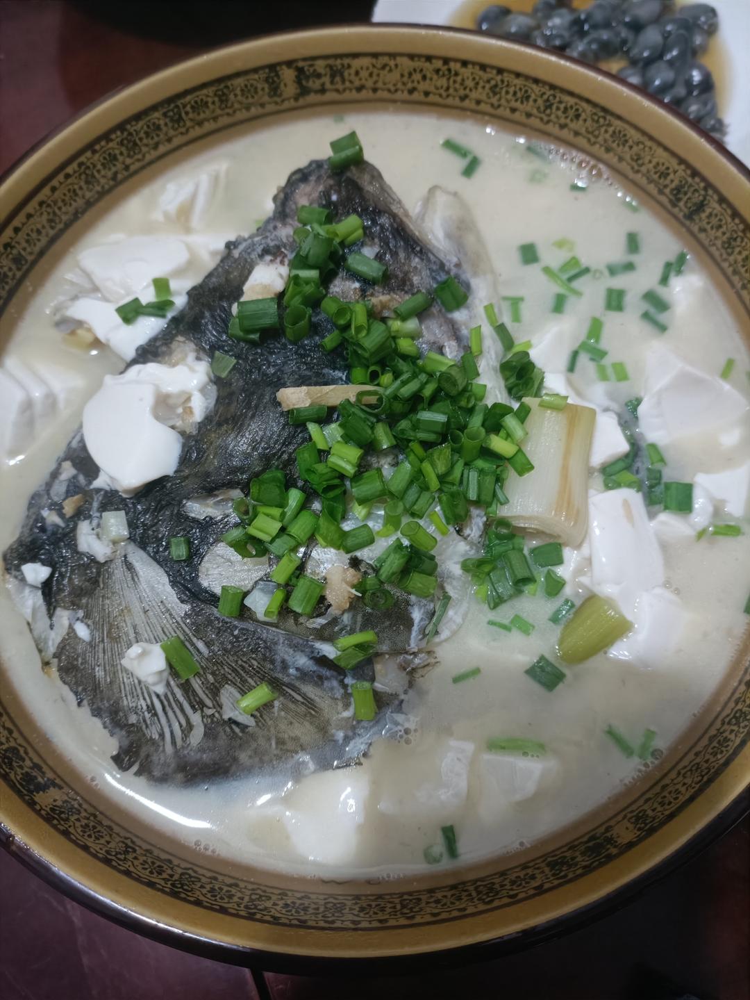 鱼头汤（鱼头豆腐时蔬汤、味鲜汤白有窍门)