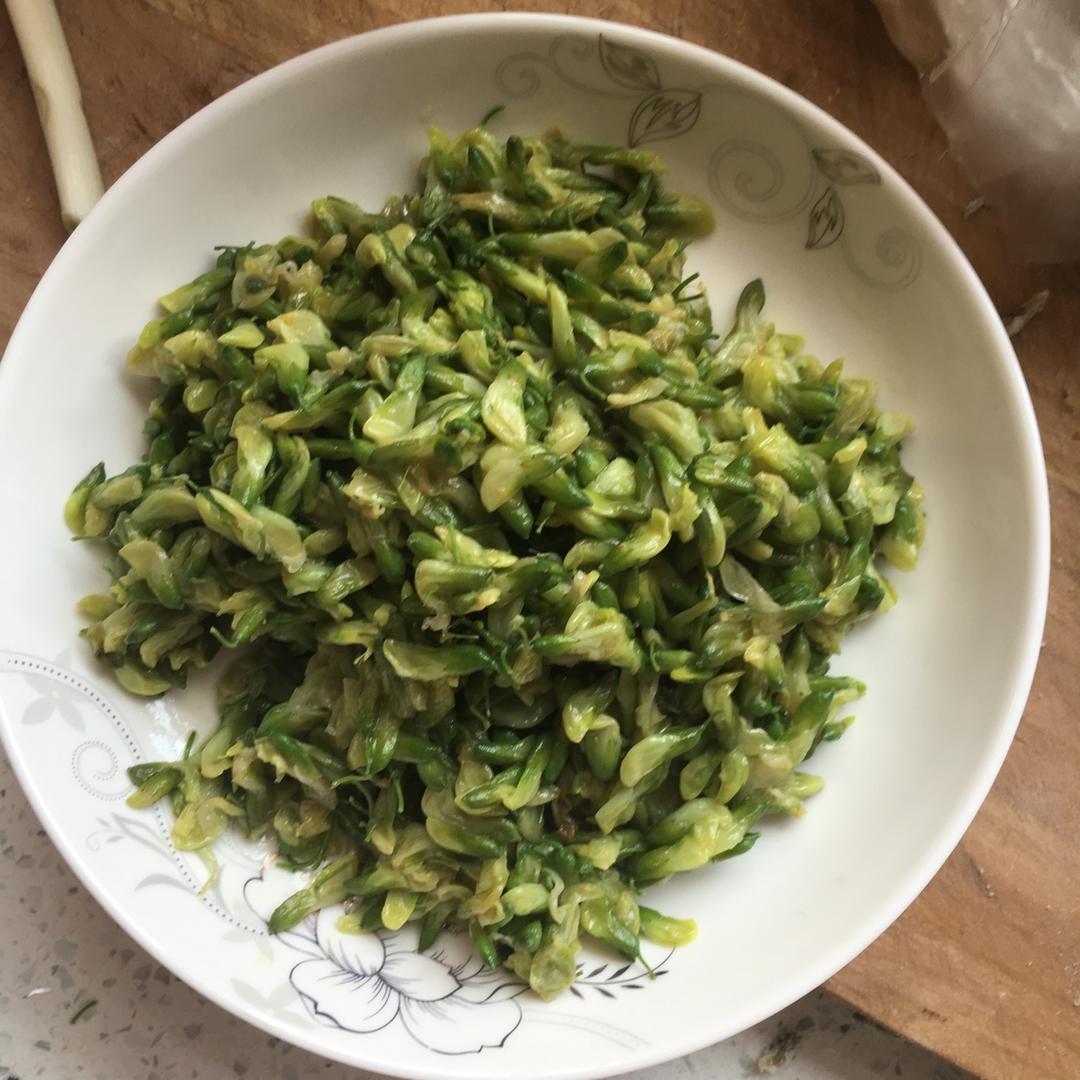 魅萝做的凉拌槐花