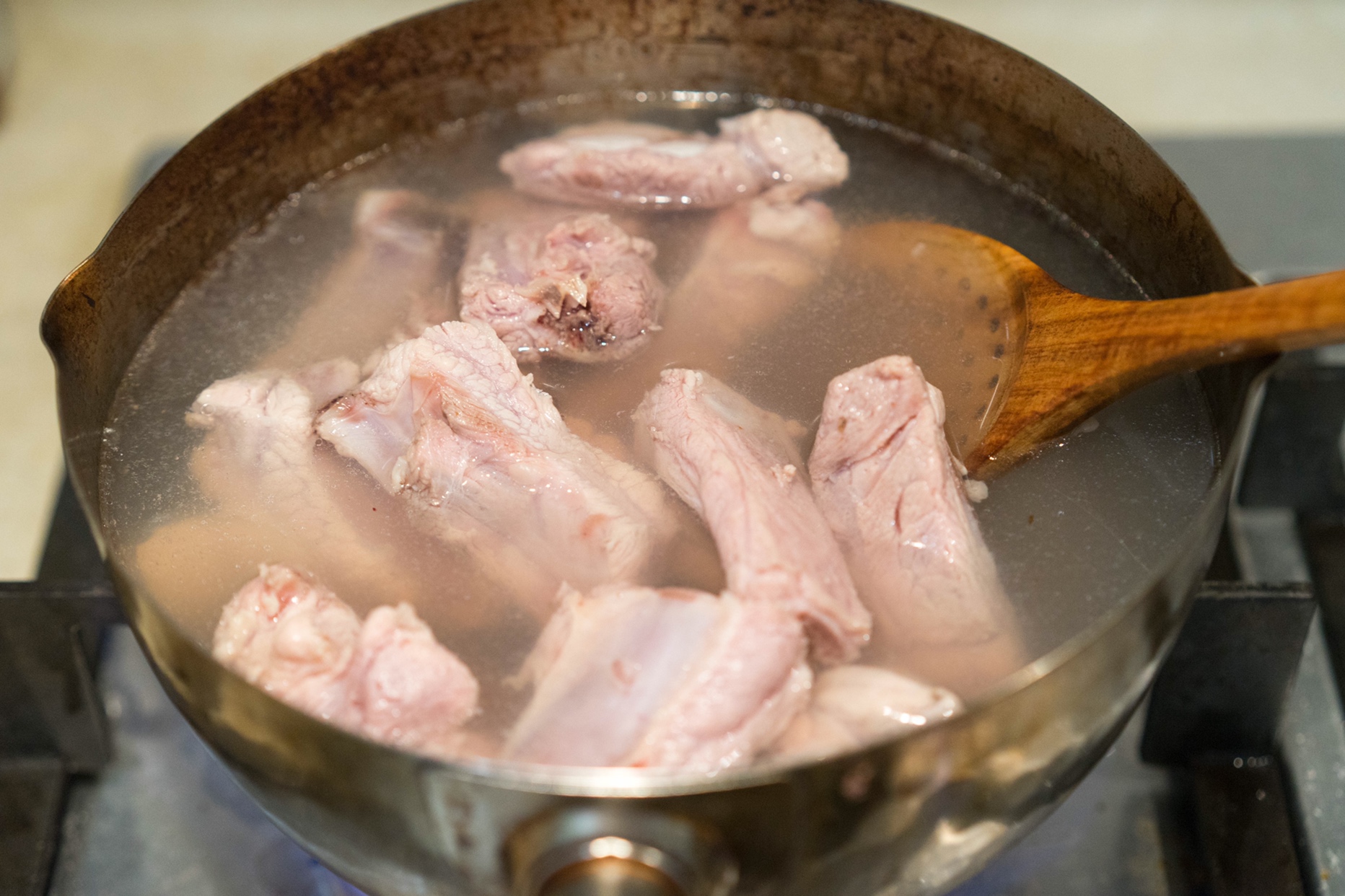 祛湿驱寒的南洋名菜肉骨茶——排骨的优秀做法的做法 步骤3