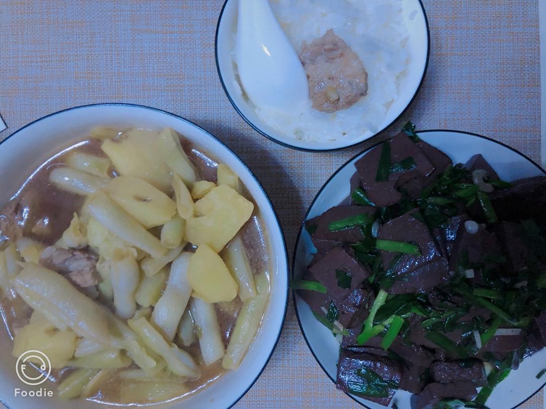 家常韭菜炒猪血