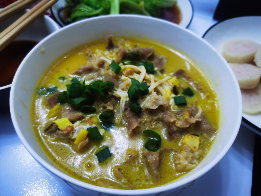 酸汤金针菇肥牛卷