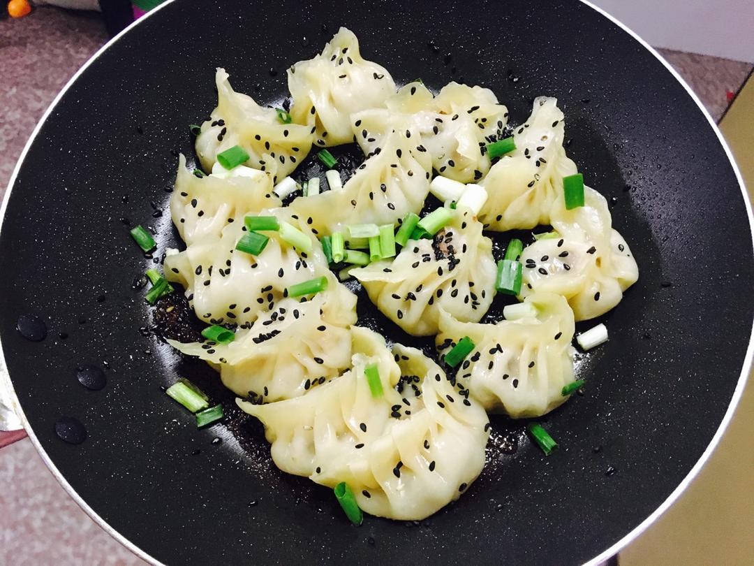 【三鲜水煎饺】