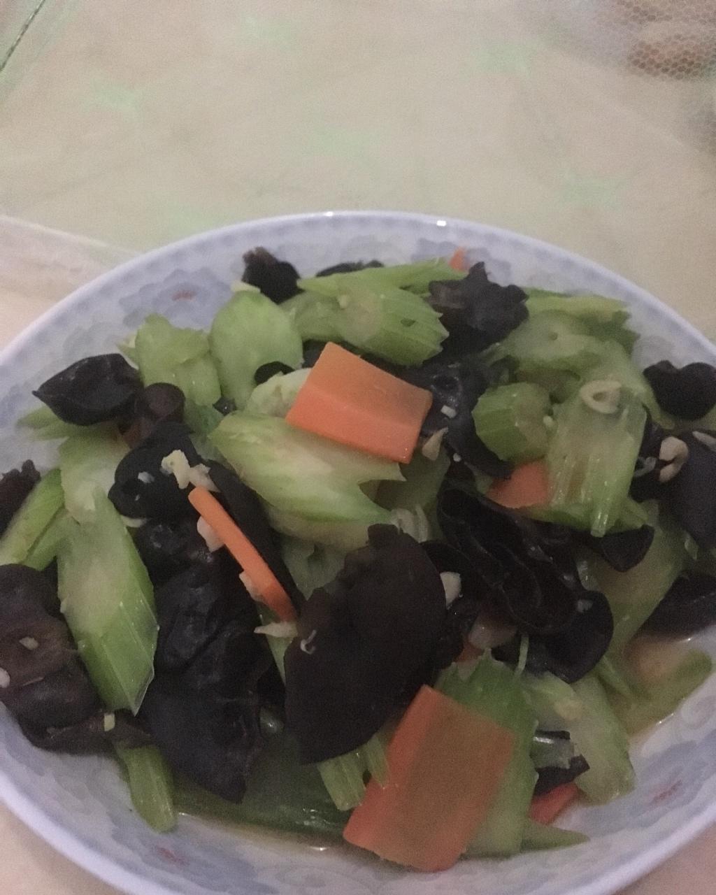 西芹胡萝卜炒黑木耳-清淡健康小炒
