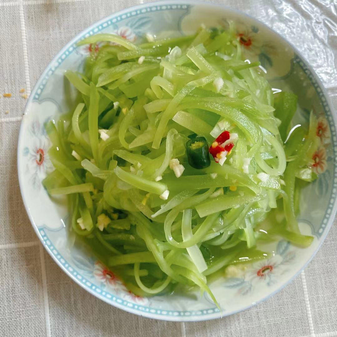厨师长教你：夏日开胃小菜“凉拌莴笋丝”的家常做法，简单易学赶紧收藏吧