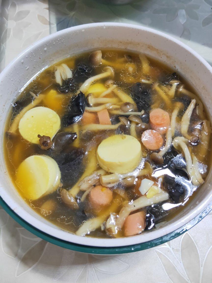 营养鲜美低脂不胖的菌菇豆腐鲜汤