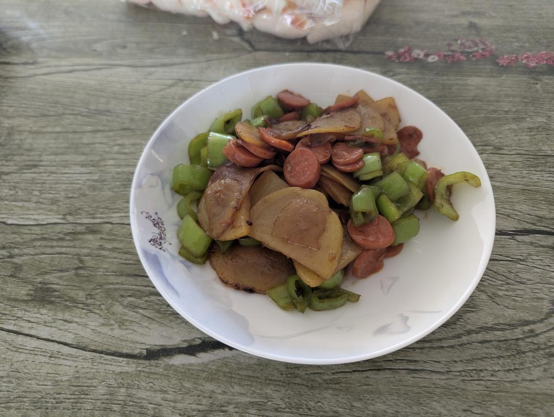 经典下饭神器———青椒火腿炒土豆片