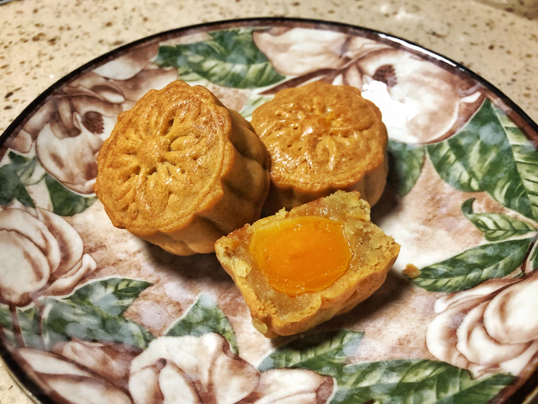 广式蛋黄莲蓉月饼
