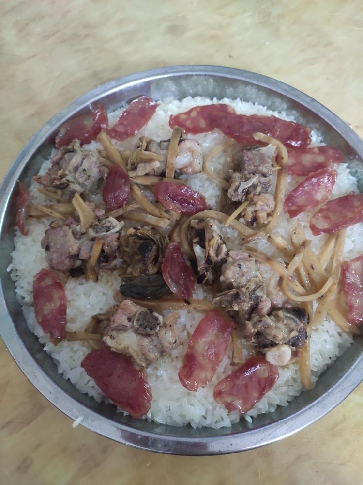 排骨腊肠糯米饭的做法