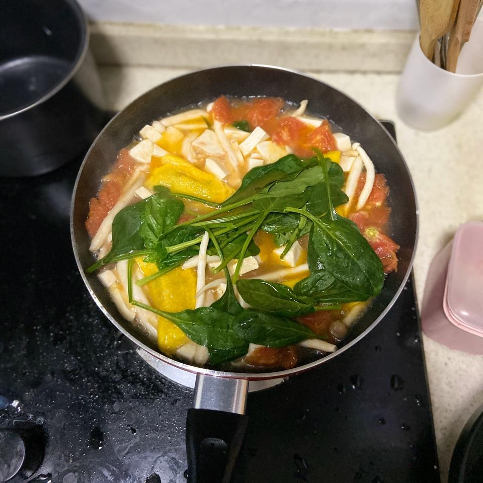 无油减脂蔬菜汤(西红柿鸡蛋菠菜豆腐白玉菇)