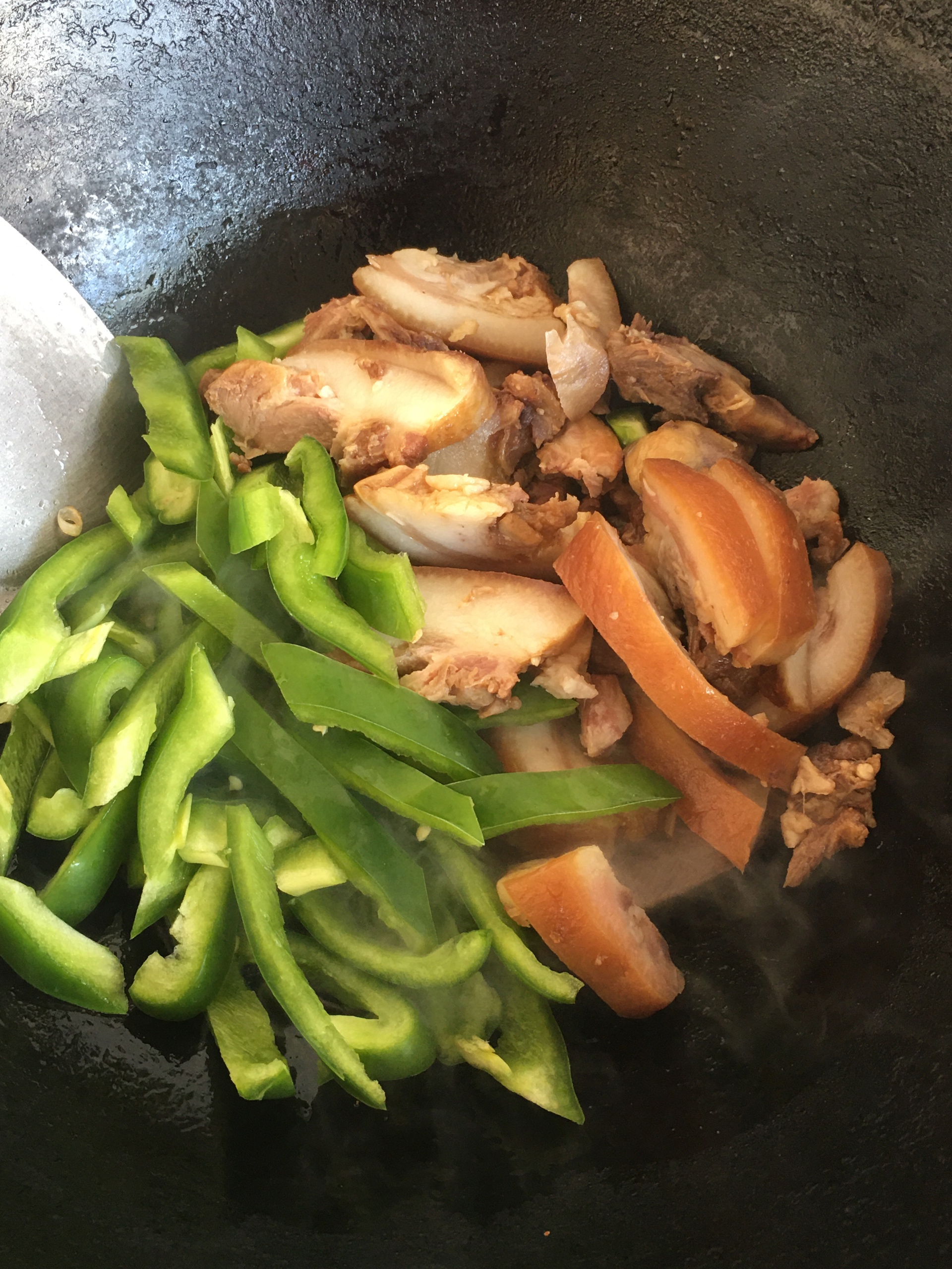 下饭菜「青椒炒猪头🐷肉」的做法 步骤7