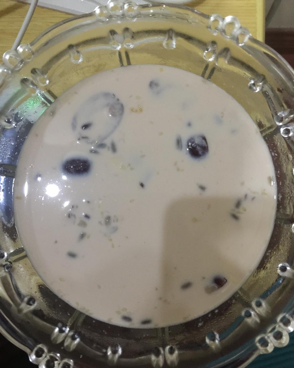 红枣红豆薏仁牛奶粥